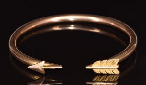 A 9ct gold flapper bangle in the form of Cupid's arrow, with registered number for 1925, 13.9g