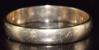 A 9ct gold wedding band / ring, 2.4g, size R