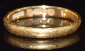 A 22ct gold wedding band / ring, 2.2g, size K