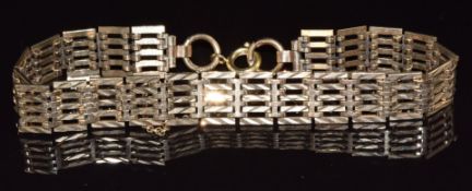 A 9ct gold gate bracelet, 13.6g, 19cm