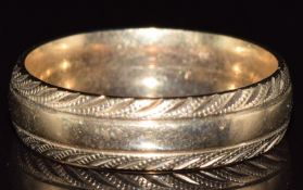 A 9ct gold wedding band / ring, 5.4g, size S