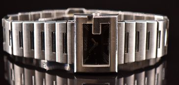 Gucci G ladies wristwatch ref. 100L with silver hands and Roman numerals, black dial, stainless