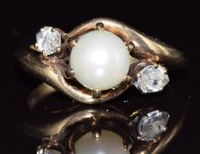 A 9ct gold ring set with a pearl and spinel, 4.1g, size N
