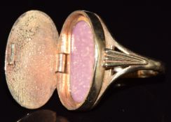 A 9ct gold locket ring with engraved decoration, opening to reveal a locket compartment, 6g, size I
