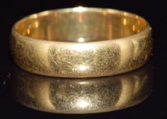 A 22ct gold wedding band / ring, 3g, size J