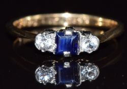 A 9ct gold ring set with a square cut sapphire and two spinel, 1.5g, size K/L
