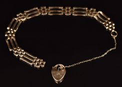 A 9ct gold gate bracelet with heart padlock clasp, 18cm long, 12.9g