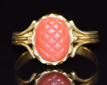 A 19thC gold ring set with coral with lattice carving, 3.5g, size S
