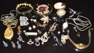 A collection of jewellery including Victorian silver brooch in the form of a horseshoe, crop and