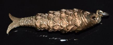 A 9ct gold articulated fish pendant, 6.3g