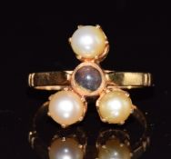 A yellow metal ring set with two pearls, faux pearl and a cabochon, 4.7g, size M