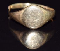 An 18ct gold signet ring (split), 2.7g