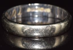 An 18ct white gold wedding band / ring, 3.3g, size O