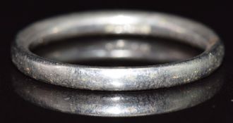 A platinum wedding band / ring, 3.3g, size K