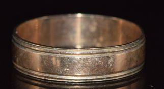 A 9ct gold wedding band / ring, 2g, size O