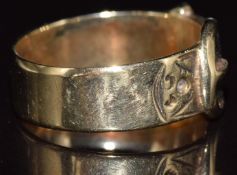 A 9ct gold buckle ring, 3.7g, size L