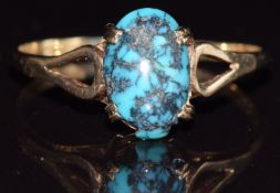 A 9ct gold ring set with a turquoise cabochon, 1.7g, size Q