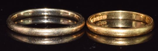 A 22ct gold wedding band / ring (2.5g, size N) and a 9ct gold wedding band / ring, 2.4g, size T