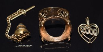 A 9ct gold 2000 pendant with matching pin and a 9ct gold ring mount, 7.5g