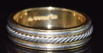 An 18ct gold ring with platinum rope twist decoration, 10g, size S