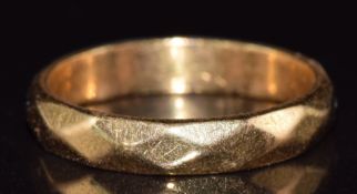 An 18ct gold ring with faceted decoration, 4.2g, size M
