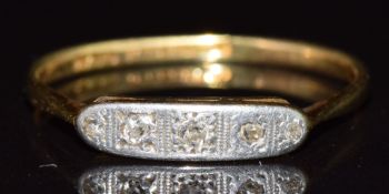 Art Deco 18ct gold ring set with diamonds in a platinum setting, 2g, size S