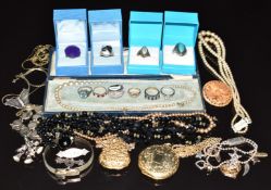 A collection of jewellery including silver rings, silver buckle bangle, 9ct gold chain (1.3g),