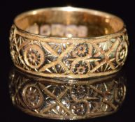 An 18ct gold textured band / ring, Birmingham 1891, 6.2g, size P