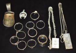 Ten silver rings, two silver ingots, Georgian shovel spoon and a silver horseshoe charm