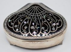 Edward VII hallmarked silver tortoiseshell lidded dressing table pot raised on three feet, London