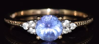 A 9ct gold ring set with a tanzanite and topaz, 2g, size P