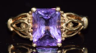 A 9ct gold ring set with an emerald cut amethyst, 1.7g, size J