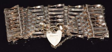 A 9ct gold gate bracelet with heart padlock clasp, 18.1g, 19cm long