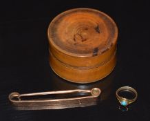 A 9ct gold brooch and an Edwardian 9ct gold child's ring set with turquoise, 1.8g