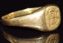 An 18ct gold signet ring, London 1915, 4.7g, size R