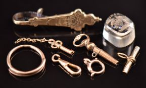 A 9ct gold clip, 9ct gold T bar, 9ct gold miniature key, 9ct gold clasp (4.1g) and an intaglio