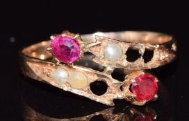 A yellow metal ring set with rubies and seed pearls (damaged), 1.5g, size L