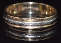 A 9ct gold bicoloured wedding band / ring, 3g, size L