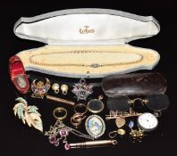 Collection of jewellery including 9ct gold band, 9ct gold earrings, (4.2g), enamelled 'Somme'