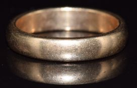 A 9ct gold wedding band / ring, 3.7g, size L