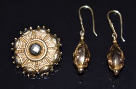 Victorian brooch with faceted decoration and a pair of 9ct gold earrings, 1.8g