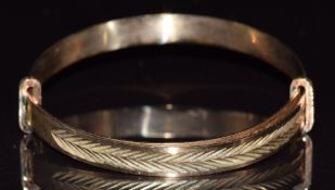 A 9ct gold christening bangle with cut out decoration, 2.3g