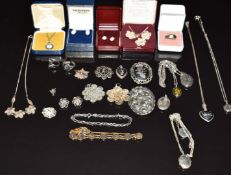A collection of silver jewellery including Wedgwood pendant, filigree, ring, synthetic opal, Siam