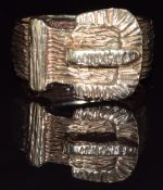 A 9ct gold buckle ring with textured decoration, 9.8g, size Q