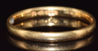 A 22ct gold wedding band / ring, 1.9g, size P