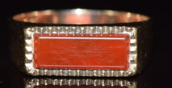 A 9ct gold ring set with agate, 4.1g, size P/Q
