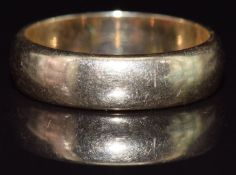 A 9ct gold wedding band / ring, 3.4g, size J