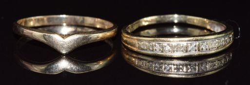 A 9ct gold half eternity ring set with diamonds and a 9ct gold V shaped ring, 2.5g, sizes P & O