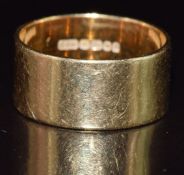 An 18ct gold wedding band / ring, 7.5g, size Q