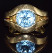 An 18ct gold ring set with a round cut topaz, 10g, size R